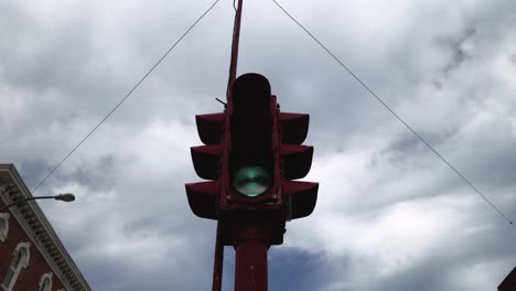 Antique-stoplight-in-downtown-Toledo,-Iowa-with-timelapse-video