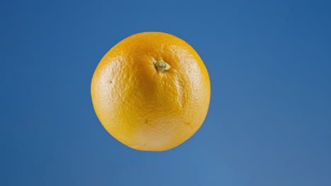 Isolierte-Orangefarbene-Drehung-Vor-Dem-Hintergrund-Eines-Schlüsselbaren-Blauen-Bildschirms