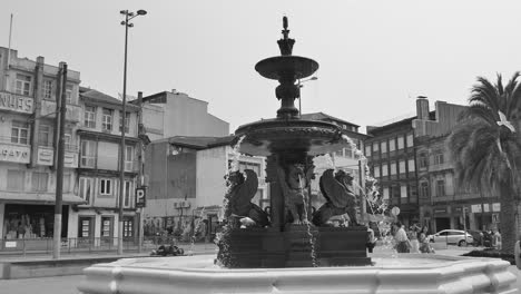 Praça-de-Gomes-Teixeira-Fountain-In-Porto,-Portugal---black-and-white