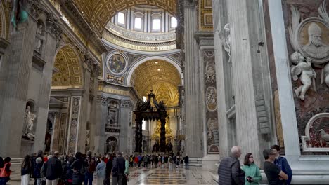 Visitantes-Dentro-De-La-Basílica-Papal-En-El-Vaticano