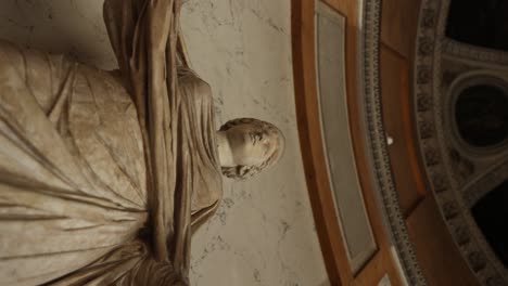 Religiöse-Skulptur-Im-Louvre-Kunstmuseum-In-Europa-Ausgestellt,-Vertikaler-Ansatz