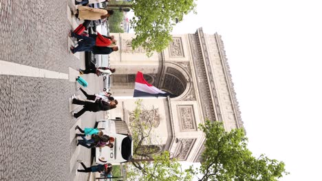 Street-Crowds-by-Arc-de-Triomphe-in-Paris,-France---Vertical