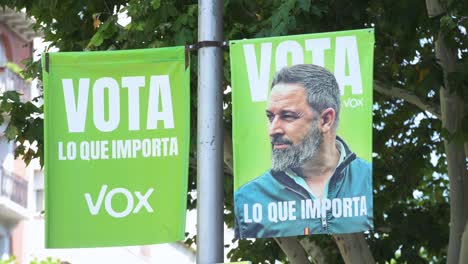 Una-Pancarta-Que-Muestra-A-Santiago-Abascal,-Político-Español,-Presidente-Del-Partido-Político-Ultraconservador-Y-De-Extrema-Derecha-Vox-Y-Candidato-A-Las-Elecciones-Generales-Españolas