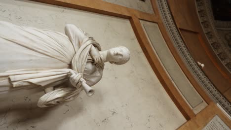 Impresionante-Escultura-Y-Estatua-En-El-Museo-De-Arte-Del-Louvre-En-París,-Francia