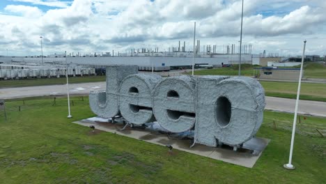 Jeep-logo-in-front-of-manufacturing-plant-in-Toledo,-Ohio