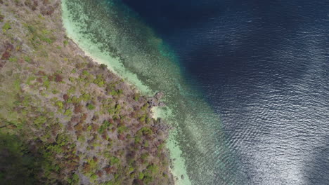 Filmische-Luftaufnahme-Von-Oben-Nach-Unten-Der-Klippen-Von-Palawan-Bei-Hellem-Tageslicht-Auf-Den-Philippinen,-Asien,-Drohne