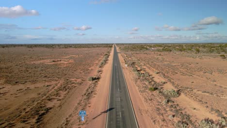 Vista-Aérea-Por-Encima-De-90-Millas-De-Carretera-Recta,-Australia-En-Un-Desierto-Interior-Soleado,-Disparo-De-Drones