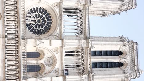 Arquitectura-Gótica-Francesa-De-La-Impresionante-Catedral-De-Notre-Dame-En-París