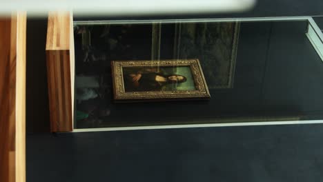 Mona-Lisa-Painting-by-Leonardo-de-Vinci-on-Exhibit-Display-in-Louvre-Museum,-Vertical