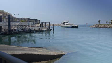 Una-Barcaza-Entra-En-El-Puerto-Deportivo-En-El-Agua-Con-Fondo-De-Cielo-Azul