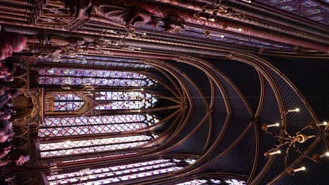 Innere-Glasmalerei-Von-Saint-Chapelle,-Paris,-Frankreich-–-Vertikal
