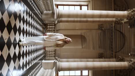 Mujer-Caminando-En-Una-Hermosa-Exposición-De-Arte-Del-Louvre-En-París,-Francia---Vertical