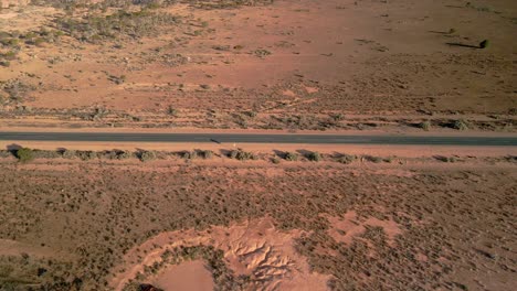Vista-Aérea-Por-Encima-De-90-Millas-De-Carretera-Recta,-Australia-En-Un-Desierto-Interior-Soleado,-Disparo-De-Drones