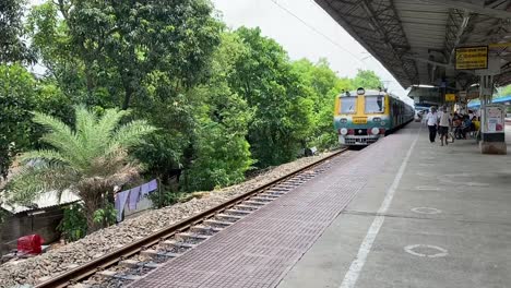 Una-Vista-Del-Tren-Local-Del-Ferrocarril-Del-Este-En-El-Sistema-Ferroviario-Indio-Que-Corre-En-La-Ciudad-De-Kolkata,-Bengala-Occidental,-India