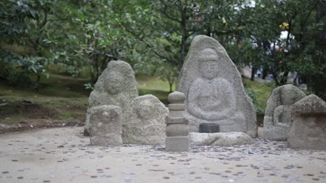 Japanese-garden-statue-Buddhas-in-Kyoto