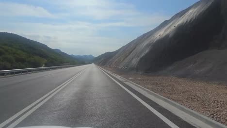 Conduciendo-Por-La-Carretera-Croata-Hacia-El-Mar