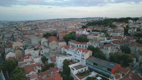 Überragen-Sie-Lissabons-Alfama-Viertel-Bei-Sonnenaufgang