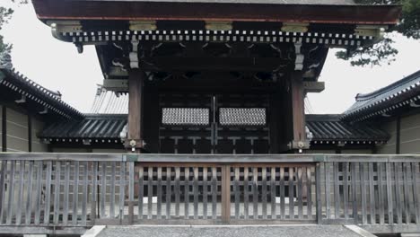 Holztore-Des-Kaiserpalastes-Von-Kyoto-–-Kameraschwenk-Von-Innen-Nach-Außen,-Der-Das-Massive-Tor-Freigibt