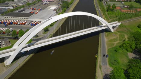 Moderno-Puente-De-Tren-En-Arco-Blanco-&#39;bert-Swart&#39;-Con-Un-Barco-Pasando-Por-Debajo,-Zuidhorn,-Groningen,-Países-Bajos