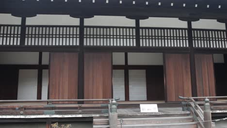 Die-Holztüren-Eines-Gebäudes-Des-Kaiserpalastes-In-Kyoto