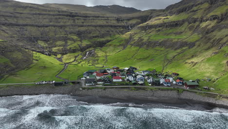 Dorf-Tjørnuvík,-Färöer-Inseln:-Luftaufnahme-Des-Hübschen-Dorfes-Aus-Der-Umlaufbahn,-Mit-Dem-Meer-Und-Den-Bergen-Im-Hintergrund