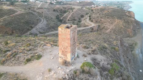 Erleben-Sie-Den-Historischen-Jaral-Turm-In-Almayate-Bajo-Aus-Der-Faszinierenden-Drohnenperspektive