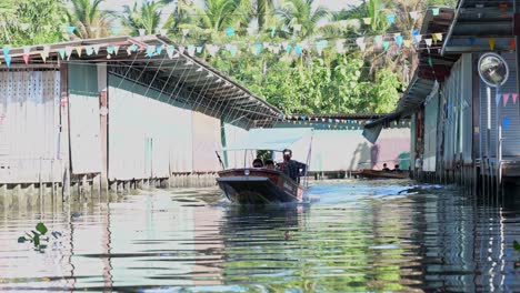 Zwei-Lange-Boote-Mit-Touristen,-Die-Sich-Auf-Dem-Schwimmenden-Markt-Damnoen-Saduak-In-Die-Mitte-Des-Kamerabildes-Bewegen