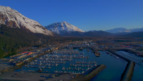 Seward-Boat-Harbour-Y-Montañas-Al-Amanecer-En-Seward-Alaska
