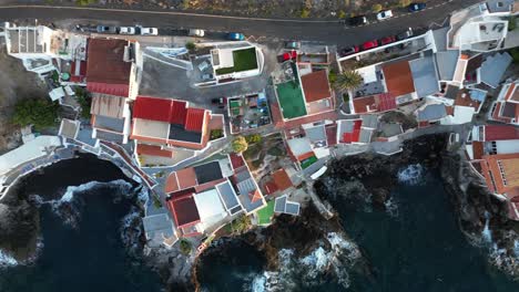 Volar-De-Izquierda-A-Derecha-Sobre-Un-Hermoso-Pueblo-De-Pescadores-En-Tenerife-España