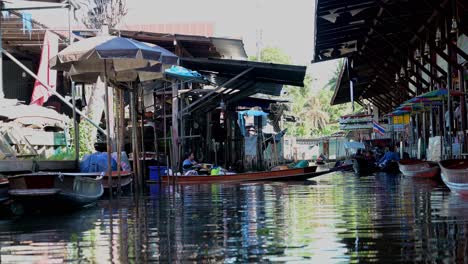 Vendors-paddling-and-selling-their-products-to-tourists-in-Damnoen-Saduak-Floating-Market