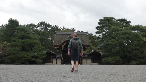 Tourist-Geht-Zum-Hölzernen-Haupttor-Des-Kaiserpalastes-Kyoto