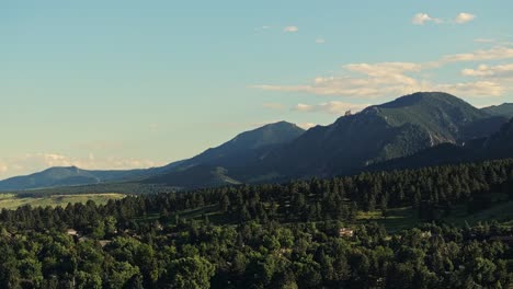 Luftaufnahmen-über-Den-Bewaldeten-Hügeln-Und-Städtischen-Wohngebieten-Von-Boulder,-Colorado,-USA