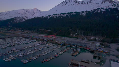 Sonnenaufgangsüberflug-Des-Seward-Boat-Harbour-In-Richtung-Berge-Und-Harbour-360-Hotel-In-Seward,-Alaska