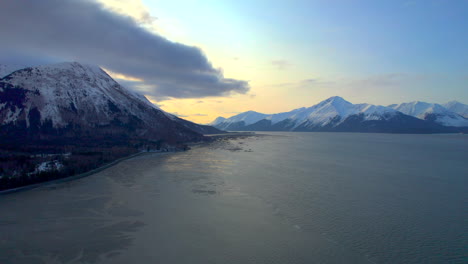 Stunning-sunrise-view-of-the-mountains-and-Seward-Highway-in-Alaska