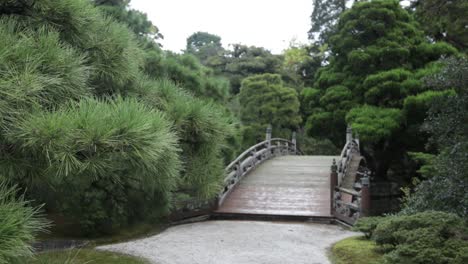 Puente-En-El-Jardín-De-Kyoto-Con-Vista-Desde-El-Frente