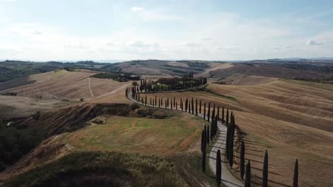 The-iconic-Tuscany-road-and-farmhouse-in-Siena