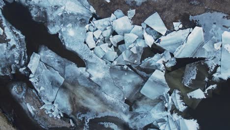 Frau-Läuft-Auf-Eisblöcken-Eines-Zugefrorenen-Flusses