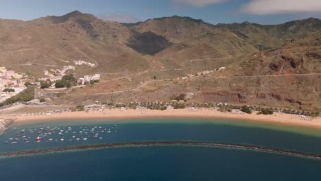 Las-Teresitas-beach,-in-the-Canary-Islands-of-Tenerife,-aerial-shot-to-the-right,-with-a-view-of-its-fishing-village-San-Andres-02