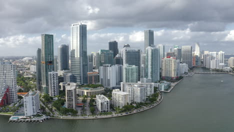 Luftaufnahme-Der-Innenstadt-Von-Miami-Mit-Dramatischen-Wolken
