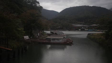 Schöne-Zwei-Boote-Auf-Dem-Fluss-In-Kyoto,-Neben-Dem-Affenpark,-Japan