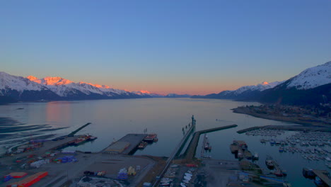 Erstaunliche-Drohnenansicht-Des-Seward-Bootshafens-In-Alaska-Und-Der-Berge-Bei-Sonnenuntergang