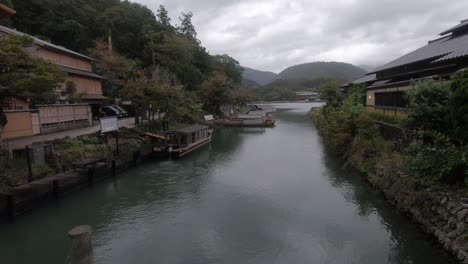 Wunderschöne-Ländliche-Aussicht-Auf-Die-Berge-Und-Boote-Auf-Dem-Fluss-In-Kyoto