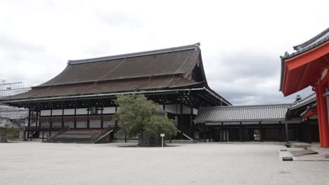 Das-Rote-Gebäude-Des-Kaiserpalastes-Von-Kyoto,-Japan