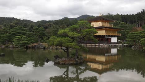 El-Pabellón-Dorado-Visto-Desde-El-Otro-Lado-Del-Lago-En-El-Jardín,-Kyoto,-Japón