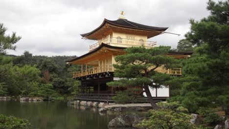 El-Pabellón-Dorado-De-Kyoto,-Japón
