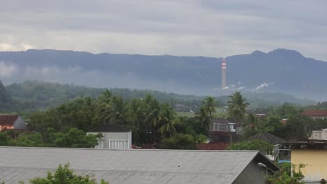 Pueblo-Y-La-Chimenea-De-La-Planta-De-Energía-En-Port-Queen,-Sukabumi,-Java-Occidental