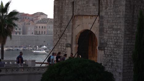 Gente-Caminando-Hacia-El-Casco-Antiguo-De-Dubrovnik