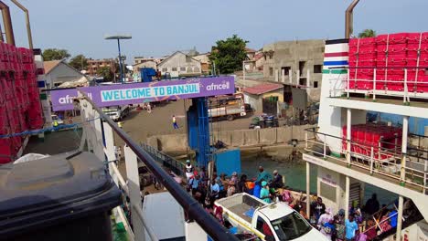 Lugareños-Africanos-Que-Abordan-El-Ferry-En-La-Terminal-De-Ferry-De-Banjul-En-Banjul,-El-ángulo-Alto-De-Gambia