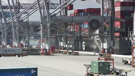 Container-ship-at-Europort-Rotterdam-gets-unloaded-by-cargo-crane,-telephoto