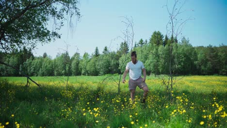 Erwachsener-Kaukasischer-Mann,-Der-Auf-Einem-Garten-Mit-Blühenden-Blumenfeldern-Arbeitet
